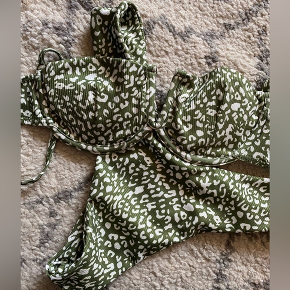 Bikini - Picture 2 of 2